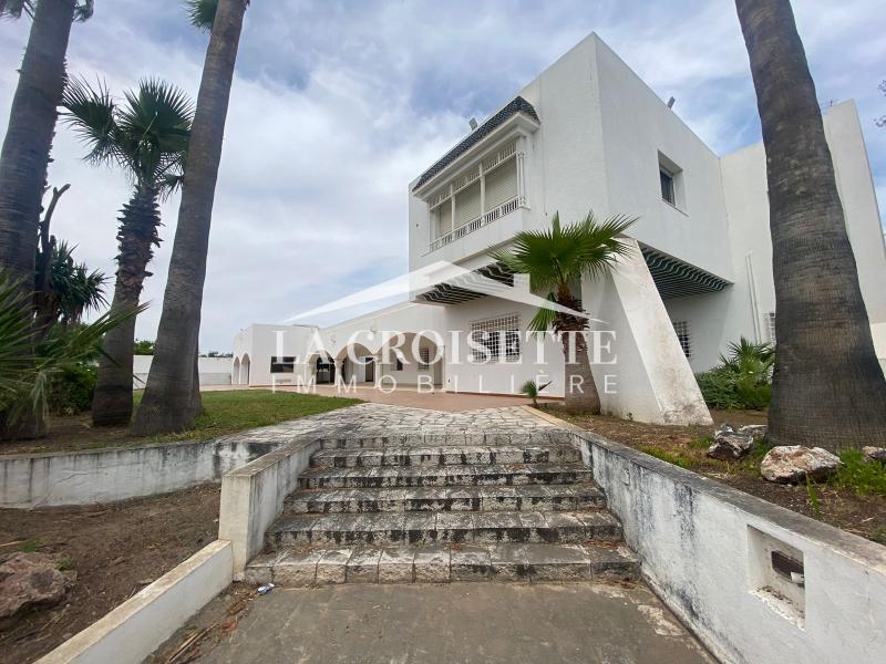 Villa S+7 avec piscine à La Soukra Parc 